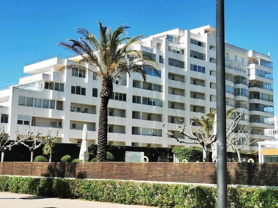 Spacieux Appartement Rose Front Mer Et Piscine Roses Bagian luar foto