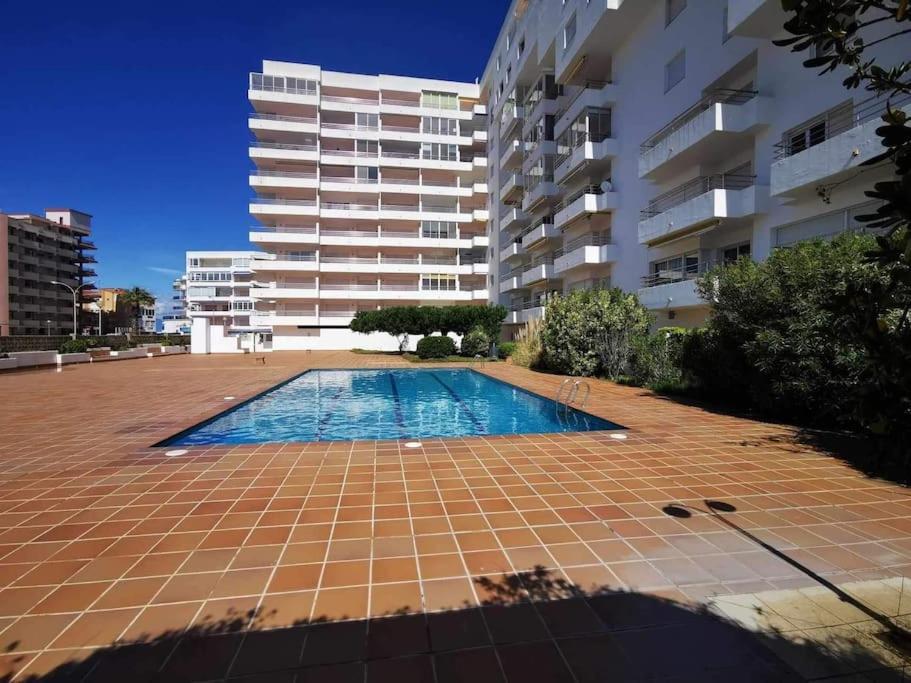 Spacieux Appartement Rose Front Mer Et Piscine Roses Bagian luar foto