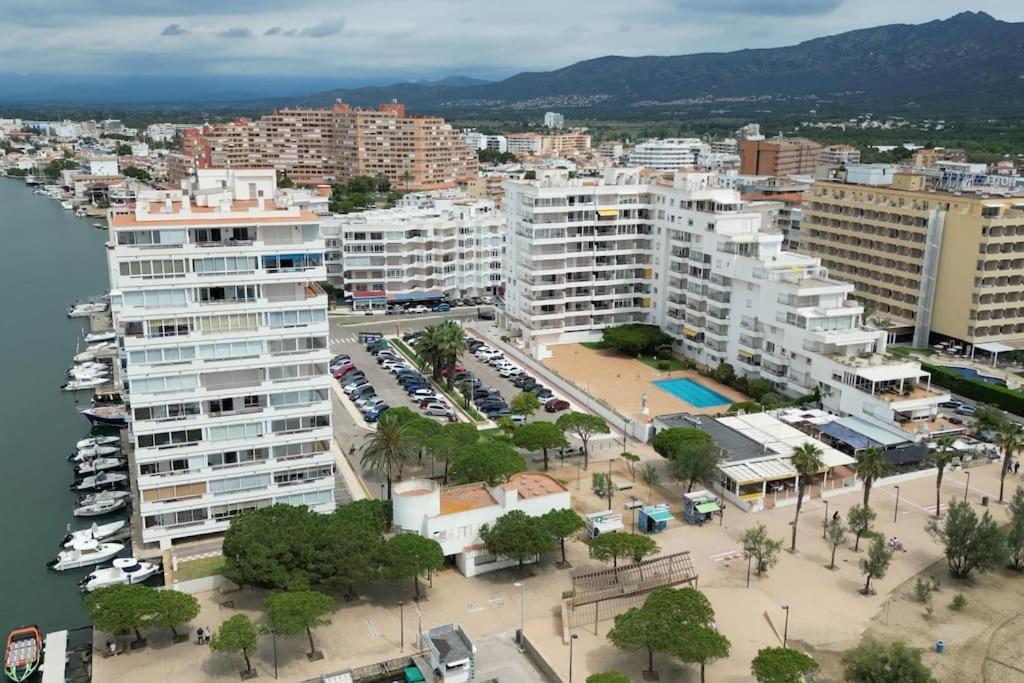 Spacieux Appartement Rose Front Mer Et Piscine Roses Bagian luar foto