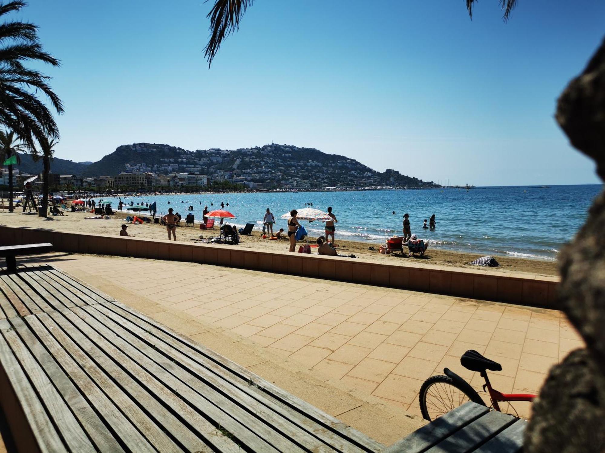 Spacieux Appartement Rose Front Mer Et Piscine Roses Bagian luar foto
