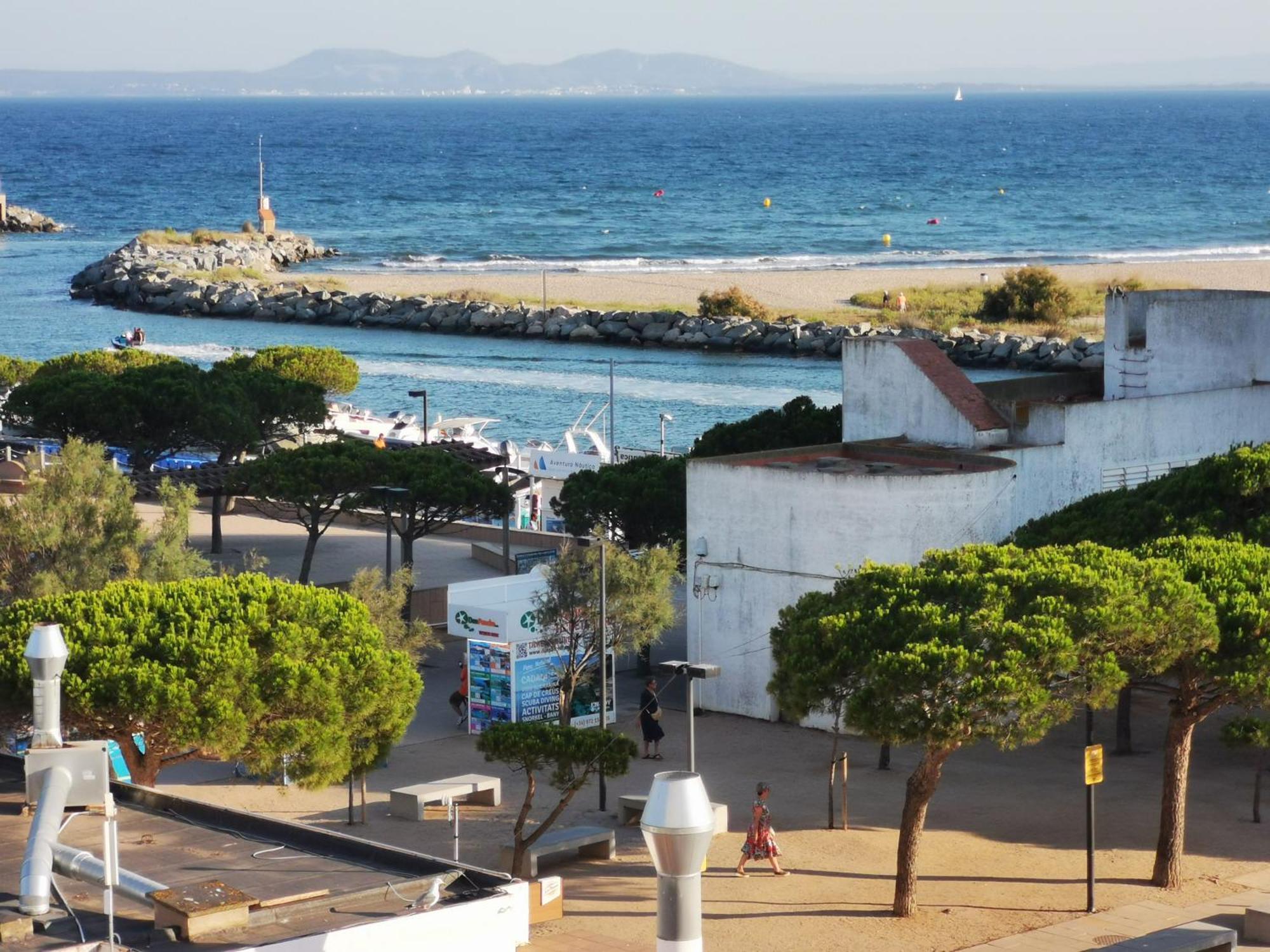 Spacieux Appartement Rose Front Mer Et Piscine Roses Bagian luar foto