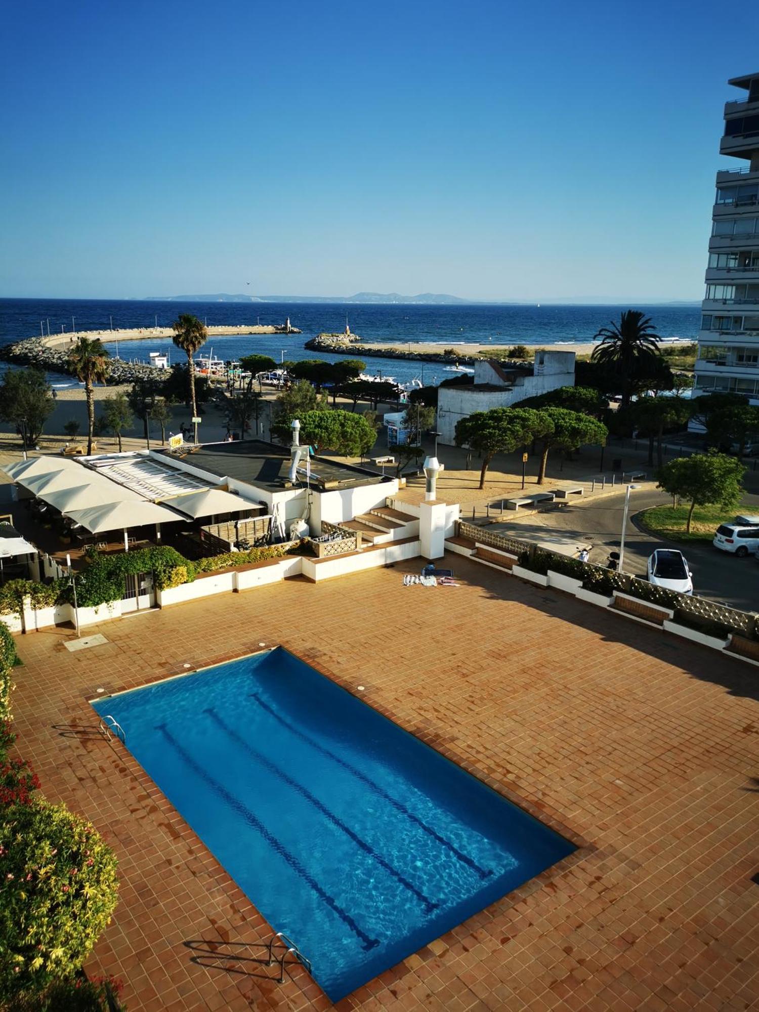 Spacieux Appartement Rose Front Mer Et Piscine Roses Bagian luar foto