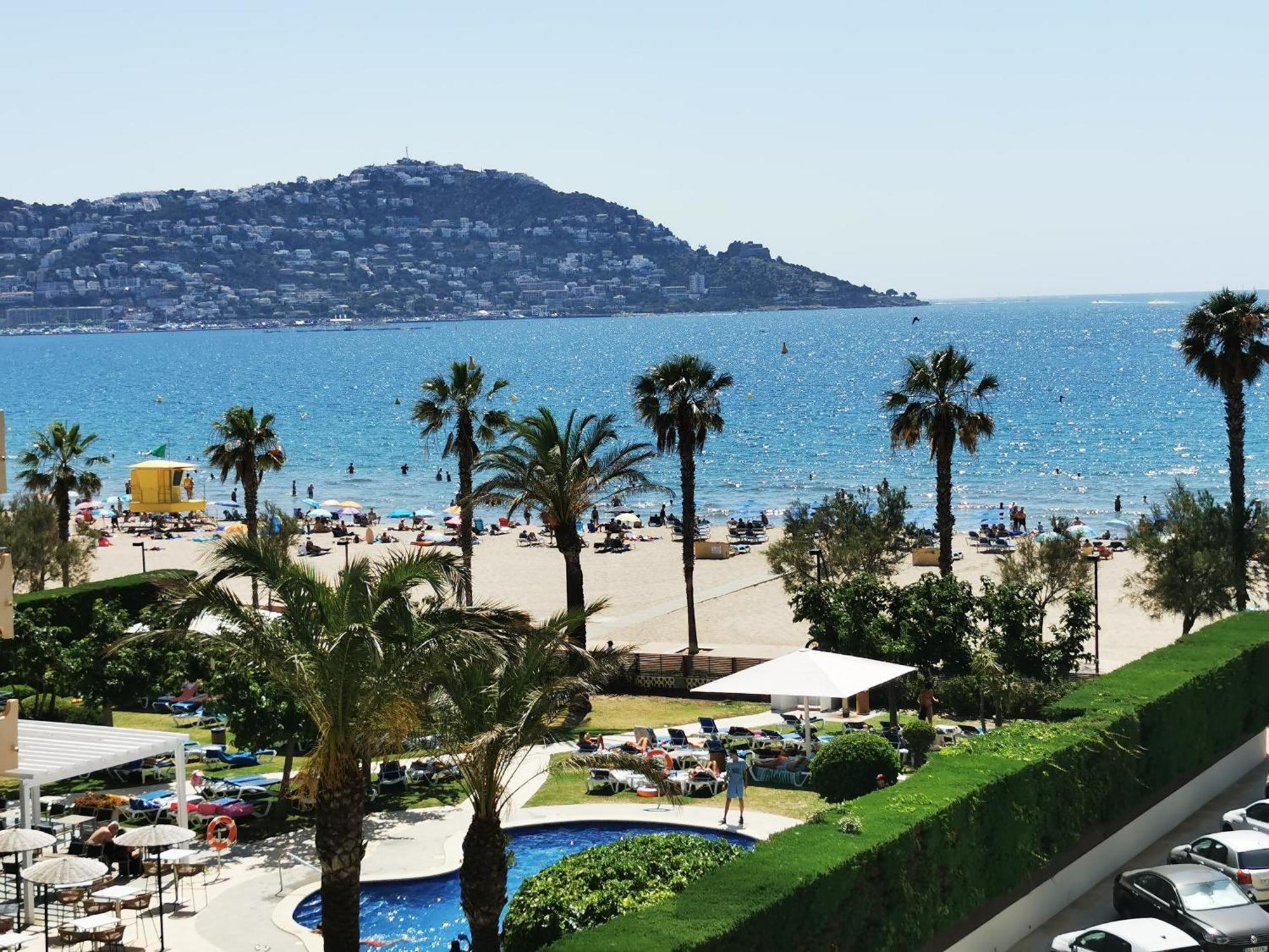 Spacieux Appartement Rose Front Mer Et Piscine Roses Bagian luar foto