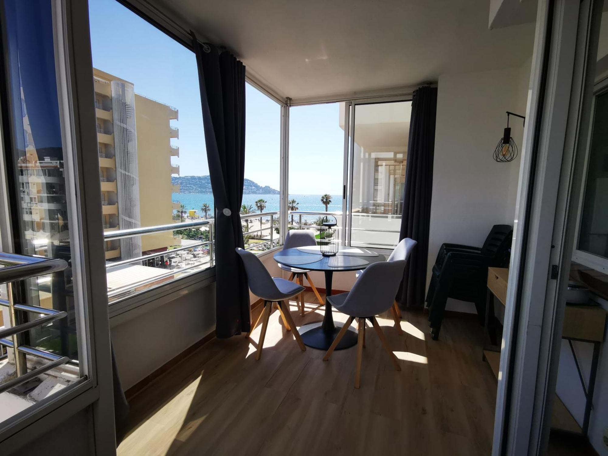 Spacieux Appartement Rose Front Mer Et Piscine Roses Bagian luar foto