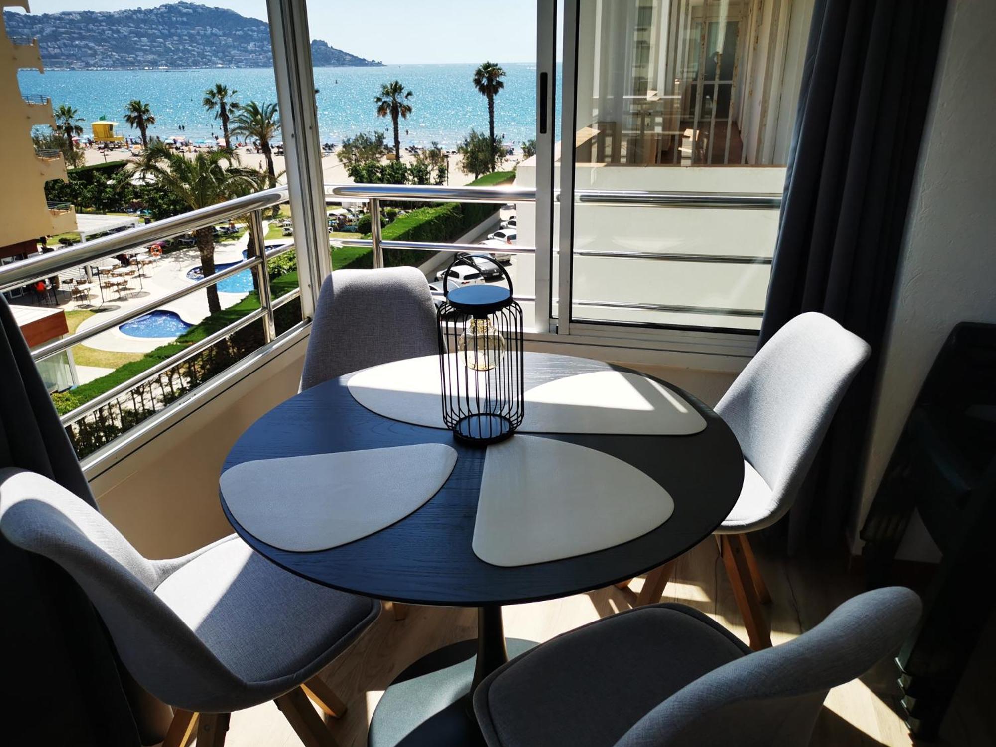 Spacieux Appartement Rose Front Mer Et Piscine Roses Bagian luar foto